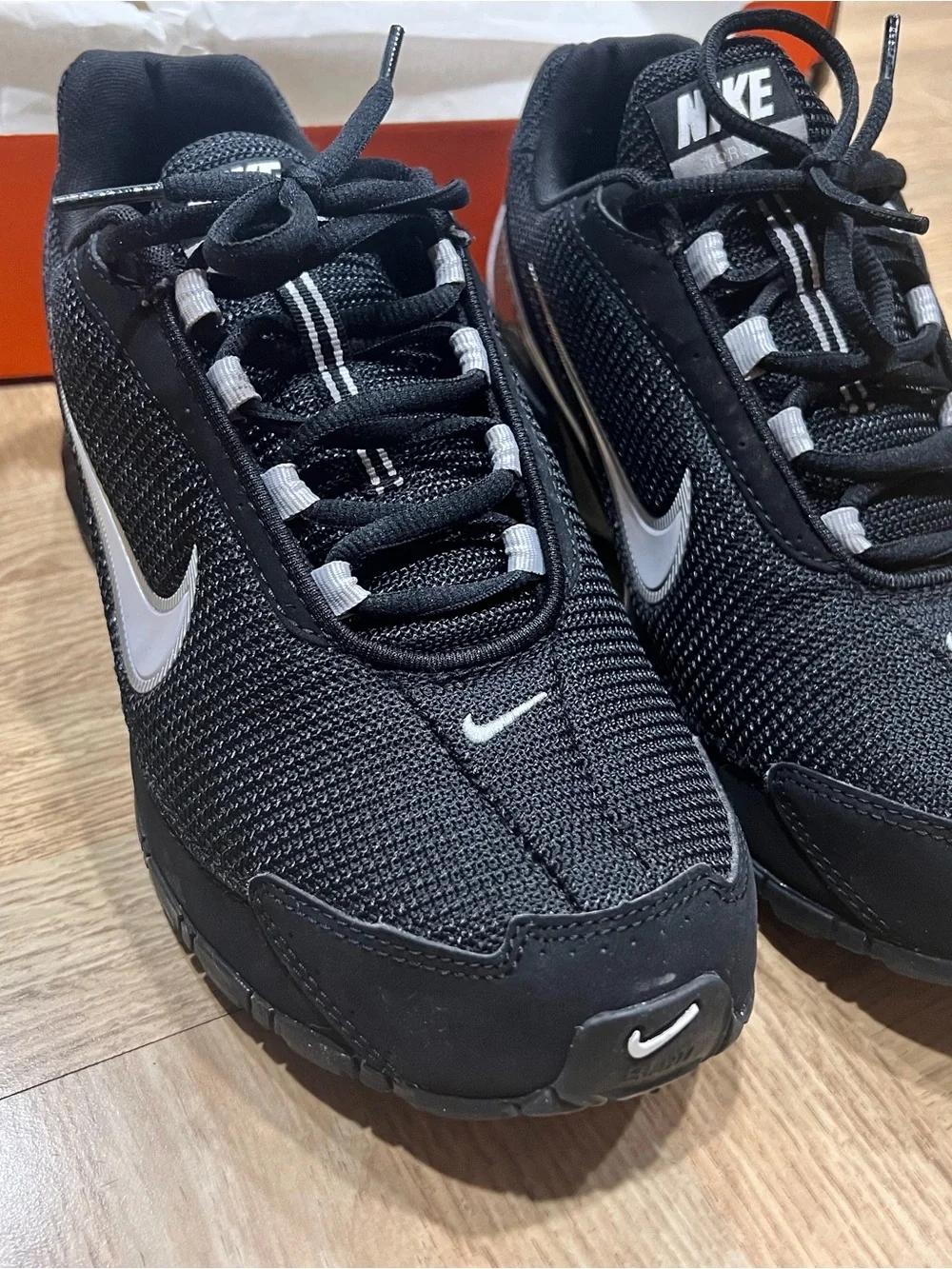 Nike Air Max Torch 3 -  Mens Running Shoes Black/White Size 10M (Gently used)